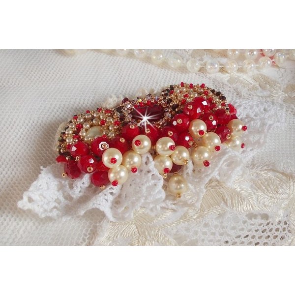 Ruby broche geborduurd met een 1960's bohemian glas cabochon, parels, Swarovski kristallen en rocailles.