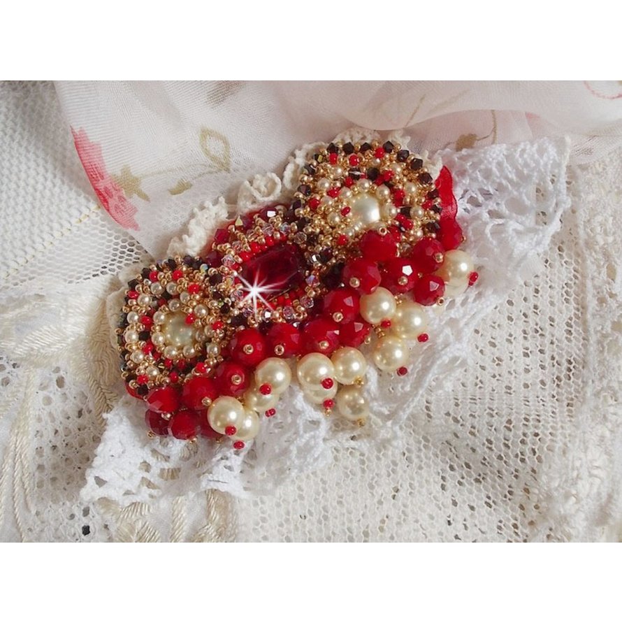 Ruby broche geborduurd met een 1960's bohemian glas cabochon, parels, Swarovski kristallen en rocailles.