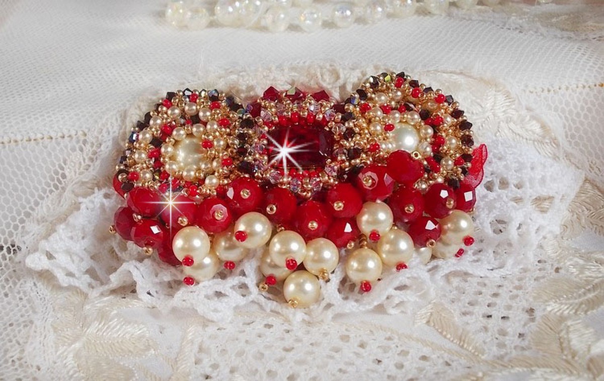 Ruby broche geborduurd met een 1960's bohemian glas cabochon, parels, Swarovski kristallen en rocailles.