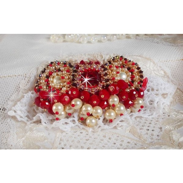 Ruby broche geborduurd met een 1960's bohemian glas cabochon, parels, Swarovski kristallen en rocailles.