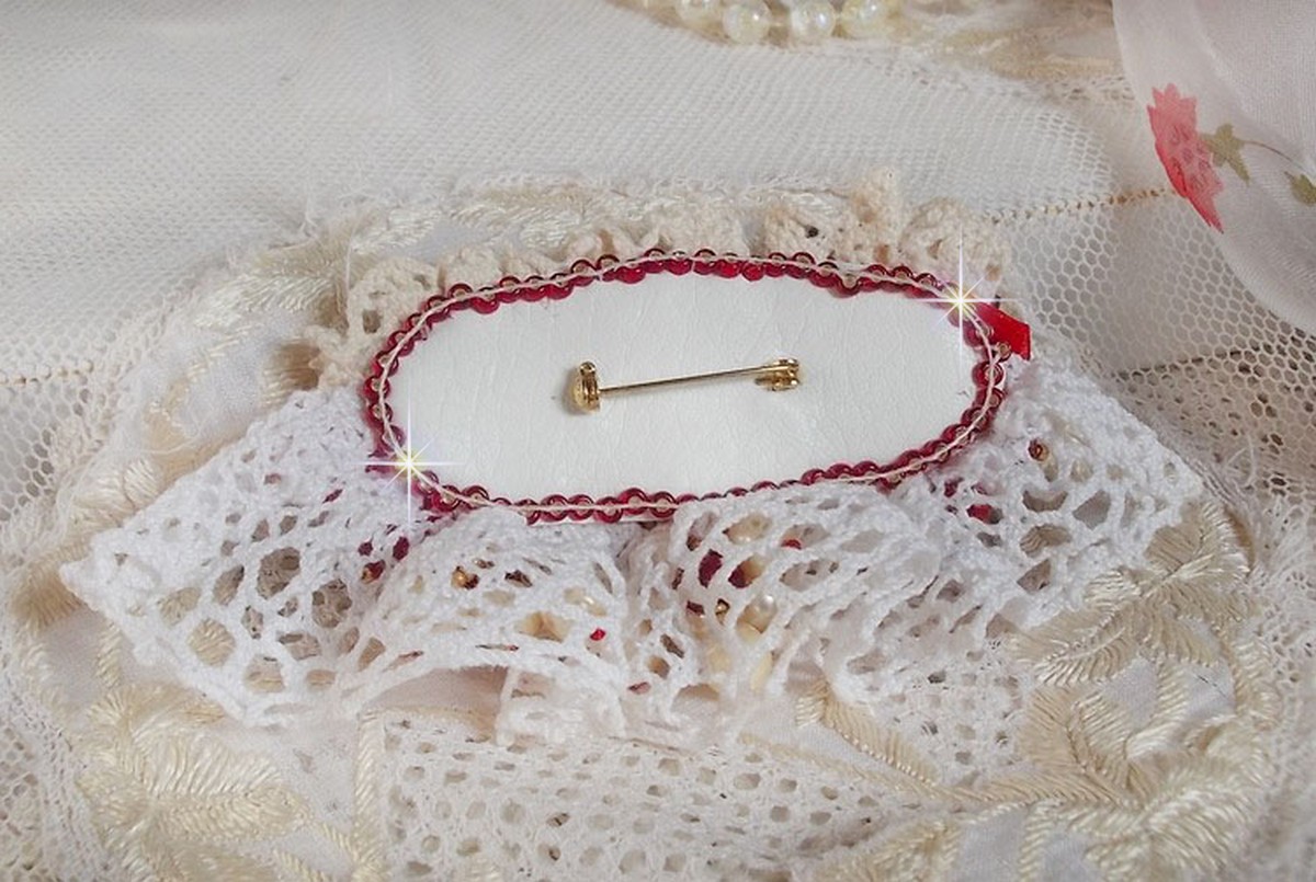 Ruby broche geborduurd met een 1960's bohemian glas cabochon, parels, Swarovski kristallen en rocailles.