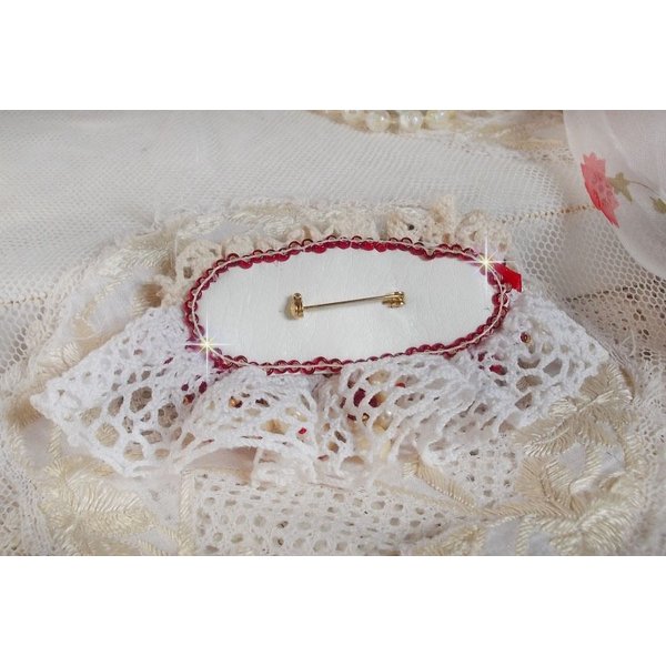 Ruby broche geborduurd met een 1960's bohemian glas cabochon, parels, Swarovski kristallen en rocailles.