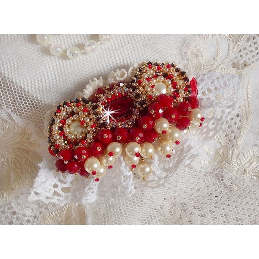 Ruby broche geborduurd met een 1960's bohemian glas cabochon, parels, Swarovski kristallen en rocailles.