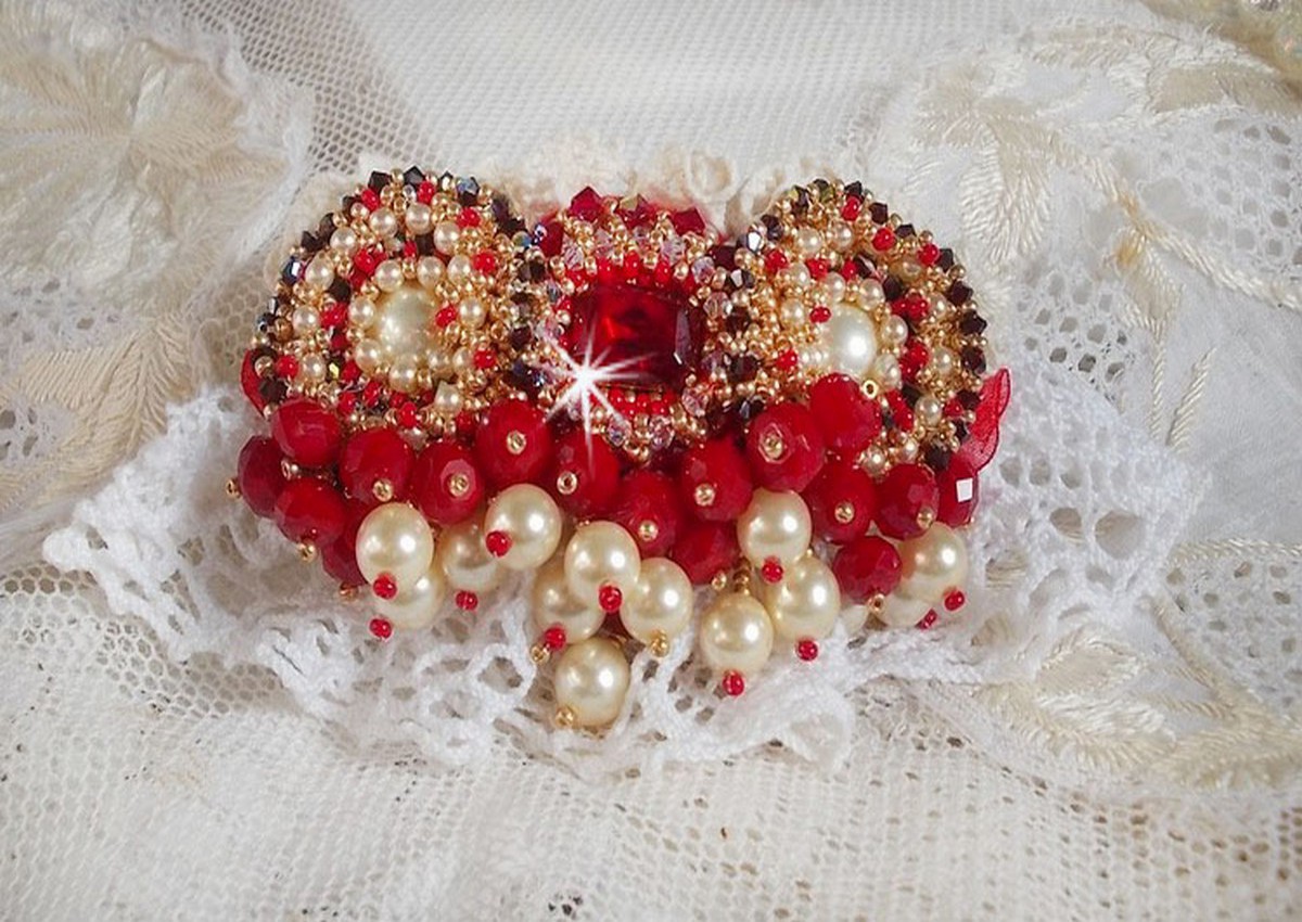 Ruby broche geborduurd met een 1960's bohemian glas cabochon, parels, Swarovski kristallen en rocailles.