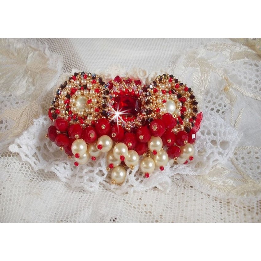 Ruby broche geborduurd met een 1960's bohemian glas cabochon, parels, Swarovski kristallen en rocailles.