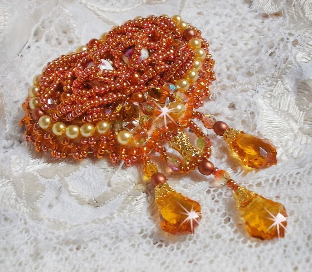 Rumba broche geborduurd met Swarovski kristallen, strass, mandarijn navetten, ronde kralen en rocailles.