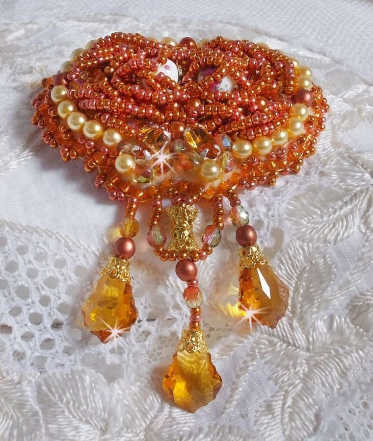 Rumba broche geborduurd met Swarovski kristallen, strass, mandarijn navetten, ronde kralen en rocailles.