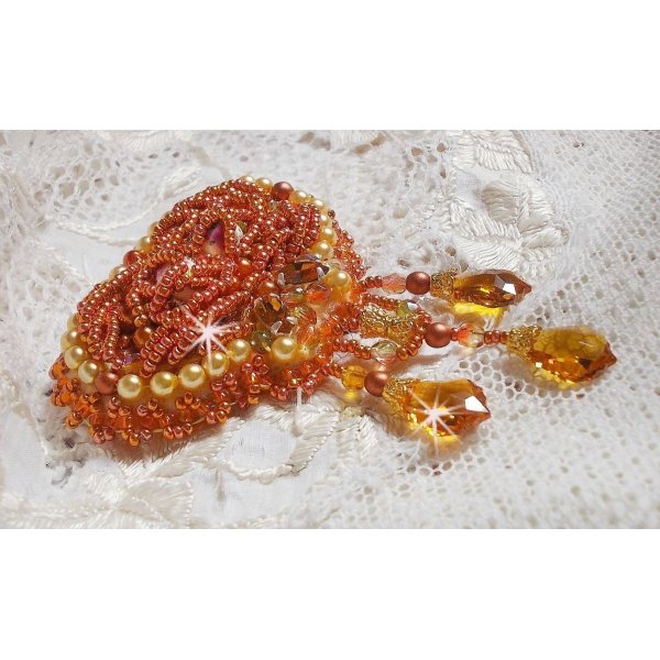 Rumba broche geborduurd met Swarovski kristallen, strass, mandarijn navetten, ronde kralen en rocailles.