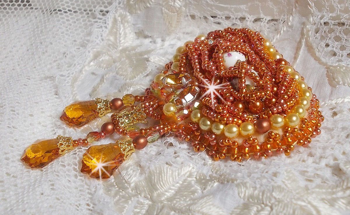 Rumba broche geborduurd met Swarovski kristallen, strass, mandarijn navetten, ronde kralen en rocailles.