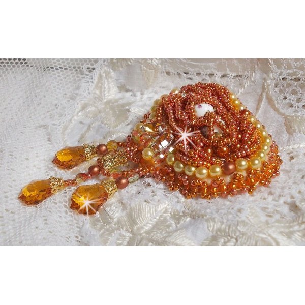 Rumba broche geborduurd met Swarovski kristallen, strass, mandarijn navetten, ronde kralen en rocailles.