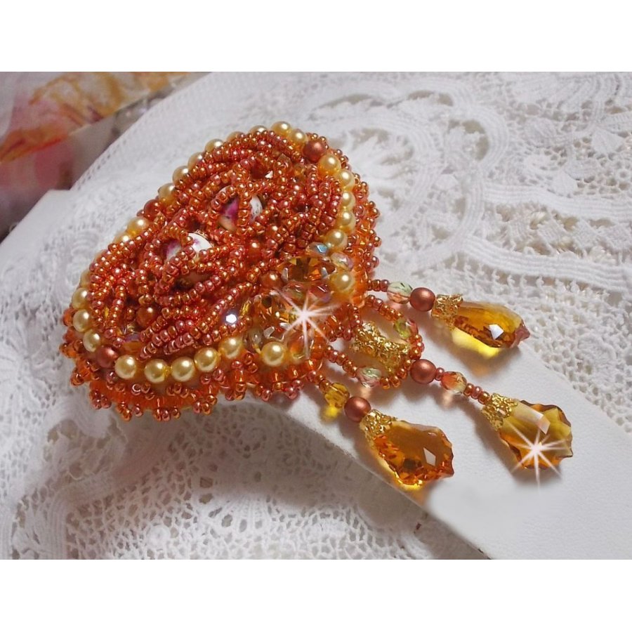 Rumba broche geborduurd met Swarovski kristallen, strass, mandarijn navetten, ronde kralen en rocailles.