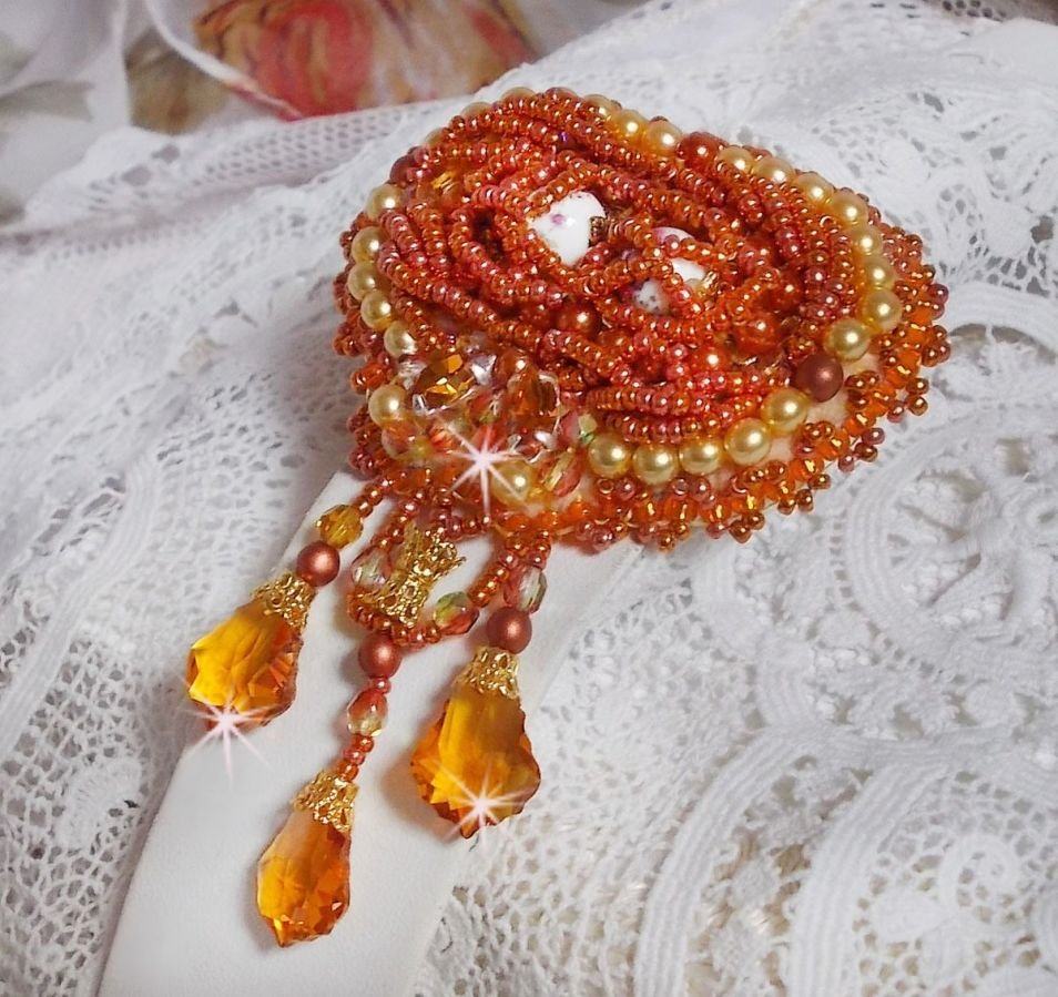 Rumba broche geborduurd met Swarovski kristallen, strass, mandarijn navetten, ronde kralen en rocailles.
