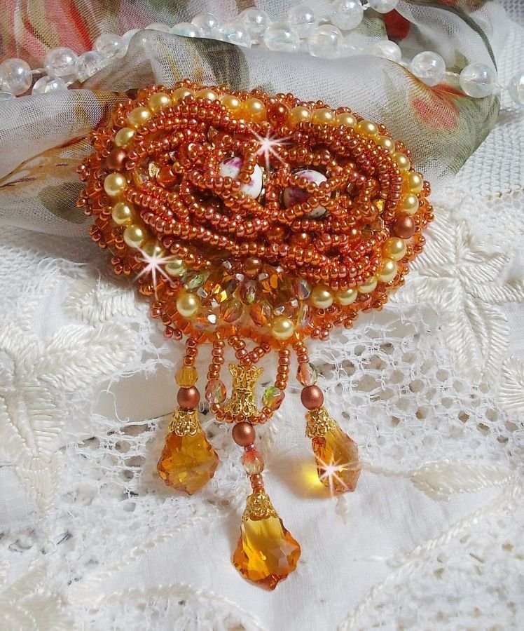 Rumba broche geborduurd met Swarovski kristallen, strass, mandarijn navetten, ronde kralen en rocailles.