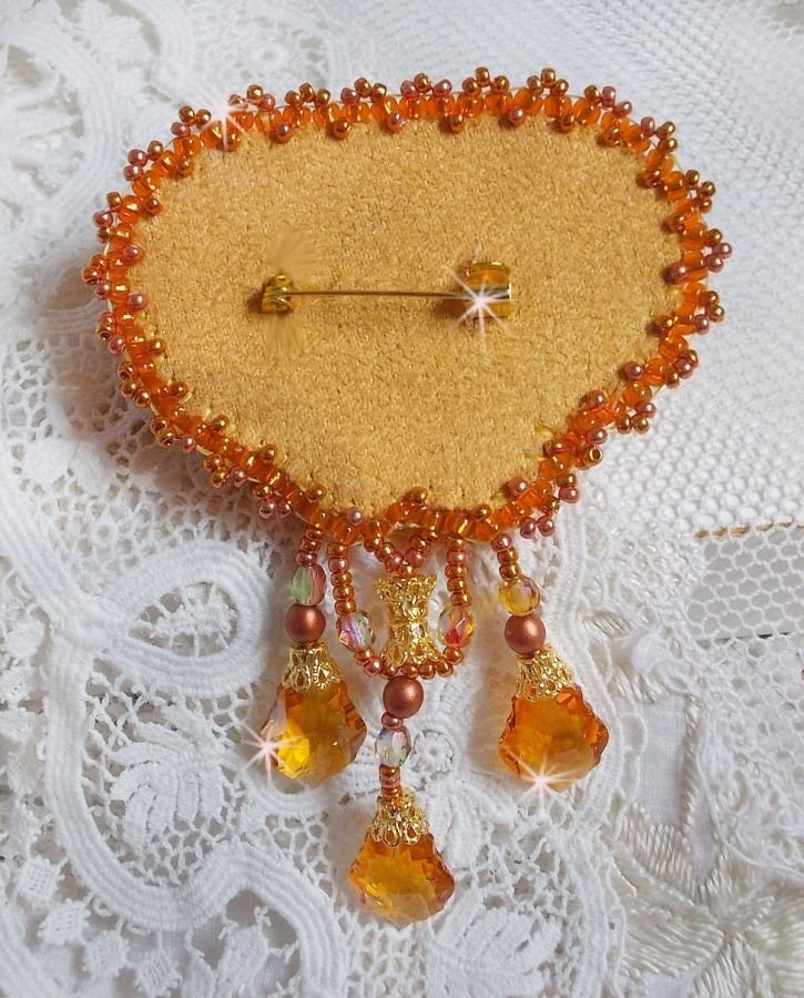 Rumba broche geborduurd met Swarovski kristallen, strass, mandarijn navetten, ronde kralen en rocailles.