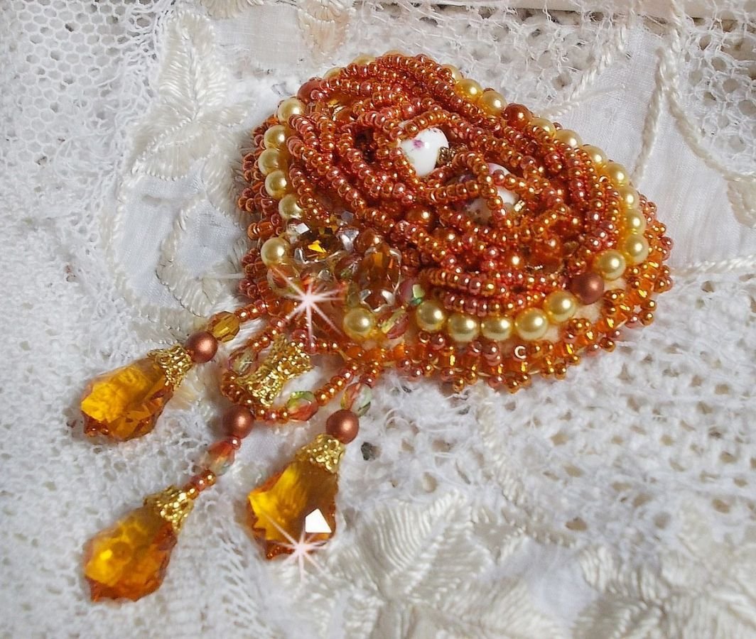 Rumba broche geborduurd met Swarovski kristallen, strass, mandarijn navetten, ronde kralen en rocailles.