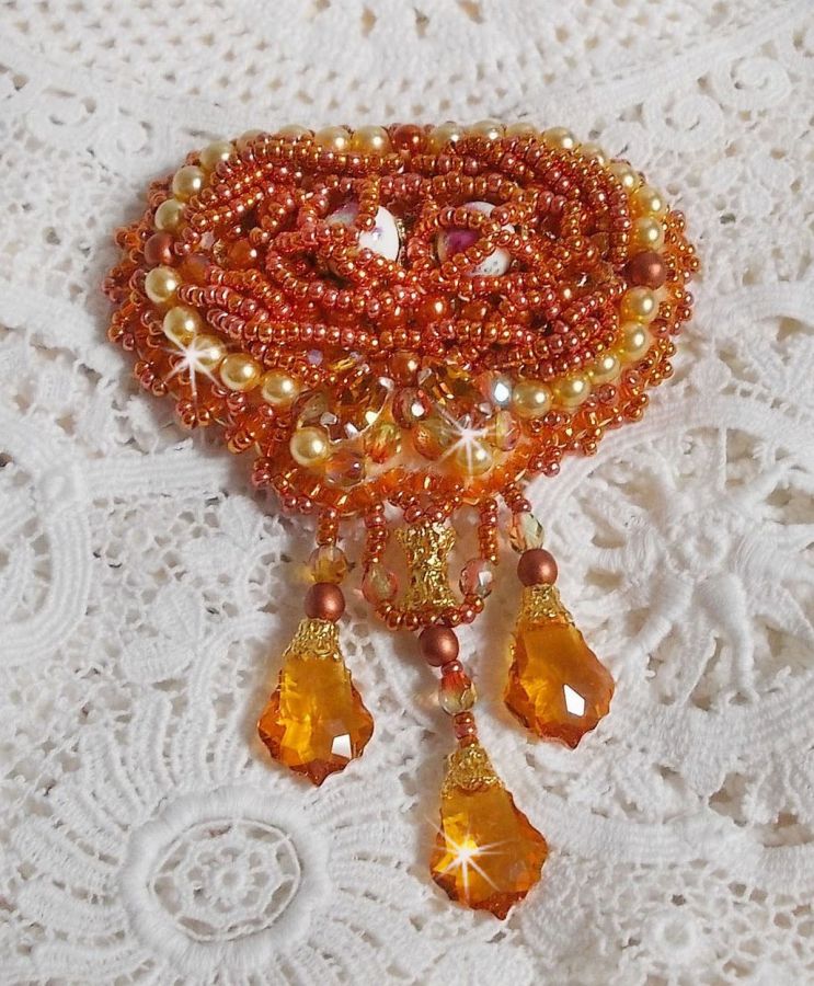 Rumba broche geborduurd met Swarovski kristallen, strass, mandarijn navetten, ronde kralen en rocailles.