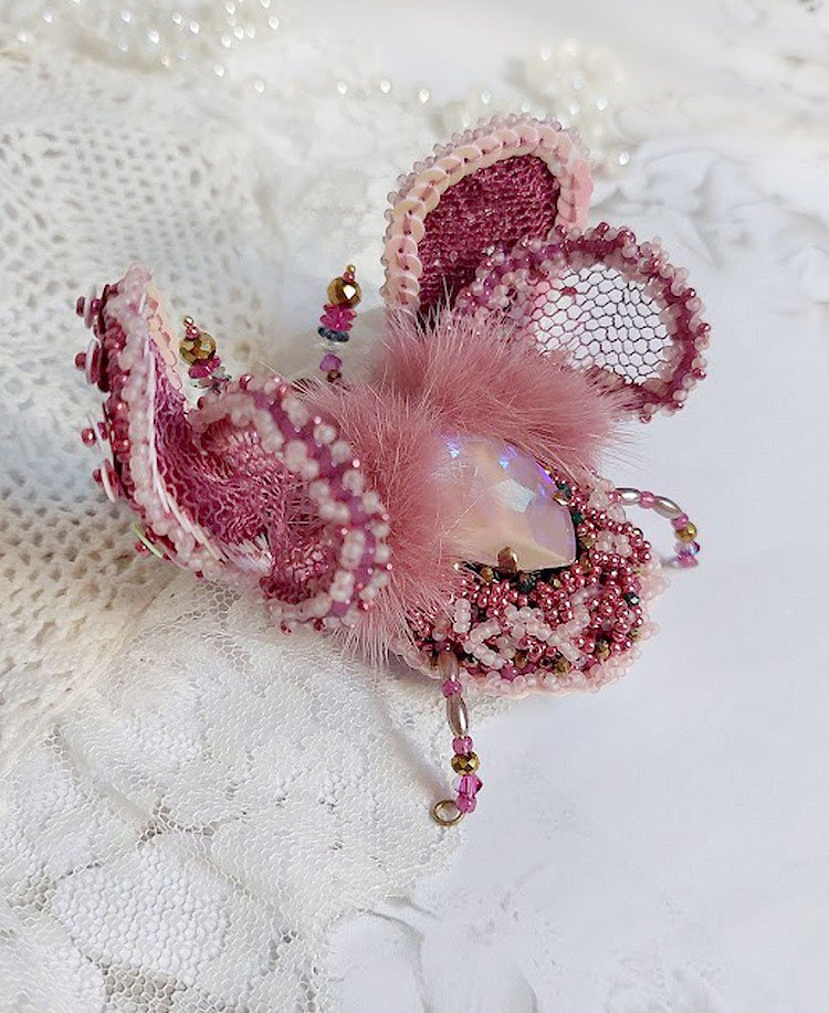 Broche Scarabée Peony Pink brodée avec rocailles, perles Cristal Swarovski, dentelle, perles verres, broche laiton