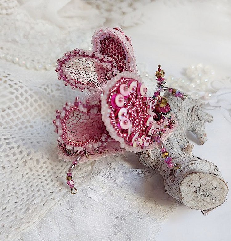 Broche Scarabée Peony Pink brodée avec rocailles, perles Cristal Swarovski, dentelle, perles verres, broche laiton