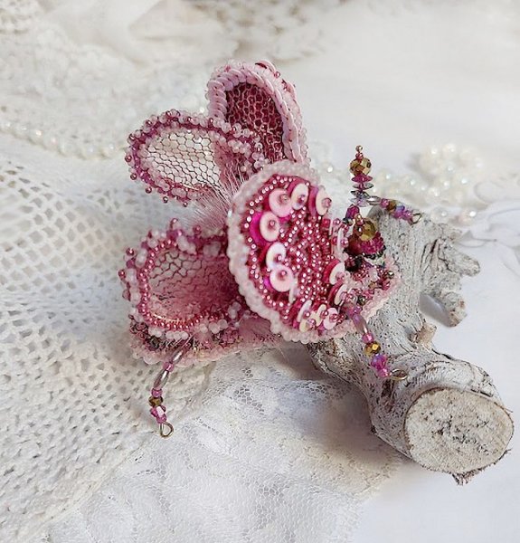 Broche Scarabée Peony Pink brodée avec rocailles, perles Cristal Swarovski, dentelle, perles verres, broche laiton