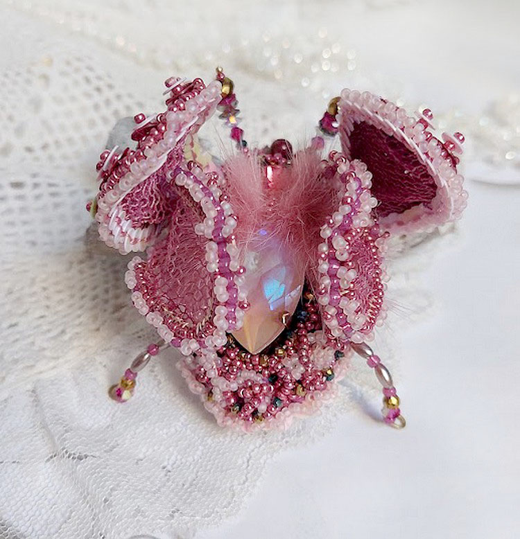 Broche Scarabée Peony Pink brodée avec rocailles, perles Cristal Swarovski, dentelle, perles verres, broche laiton