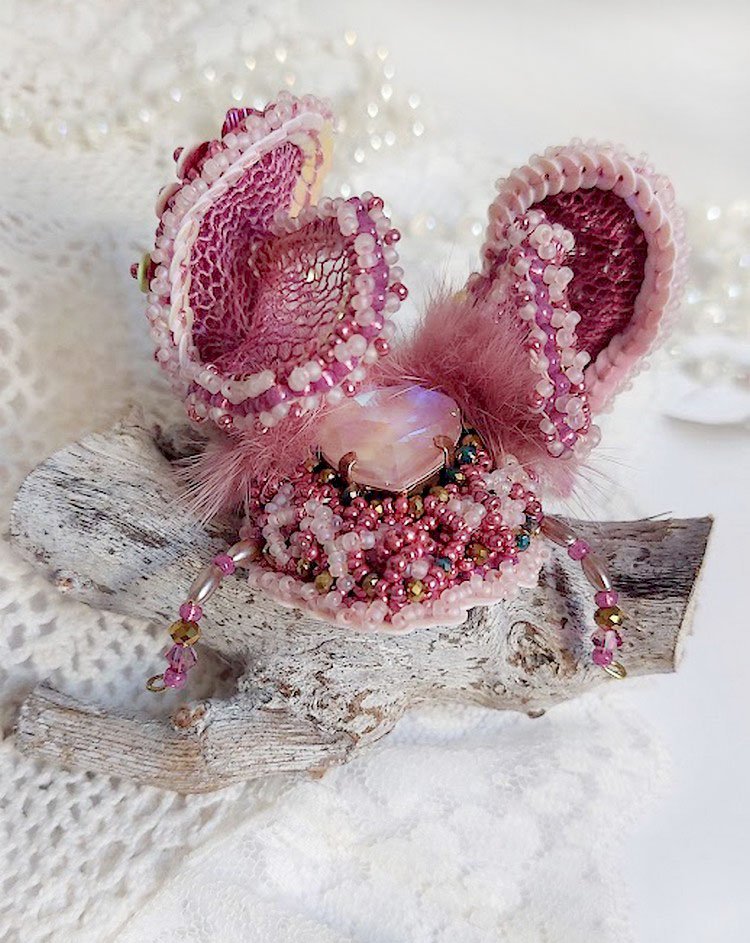 Broche Scarabée Peony Pink brodée avec rocailles, perles Cristal Swarovski, dentelle, perles verres, broche laiton