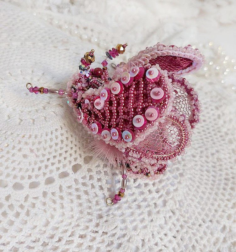 Broche Scarabée Peony Pink brodée avec rocailles, perles Cristal Swarovski, dentelle, perles verres, broche laiton