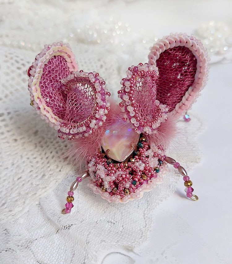 Broche Scarabée Peony Pink brodée avec rocailles, perles Cristal Swarovski, dentelle, perles verres, broche laiton