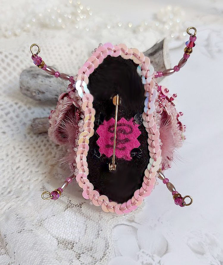 Broche Scarabée Peony Pink brodée avec rocailles, perles Cristal Swarovski, dentelle, perles verres, broche laiton