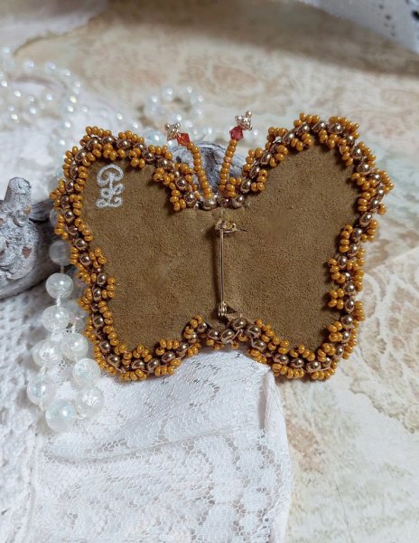 Broche Papillon Topaz brod&eacute;e avec perles de gemme en Nacre, rocailles, cuir vachette et perles cristal Swarovski