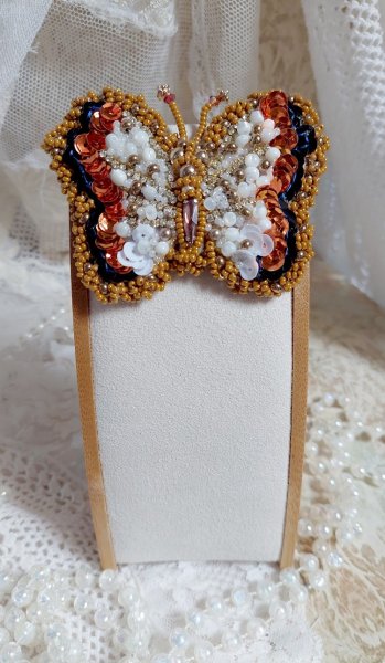 Broche Papillon Topaz brod&eacute;e avec perles de gemme en Nacre, rocailles, cuir vachette et perles cristal Swarovski