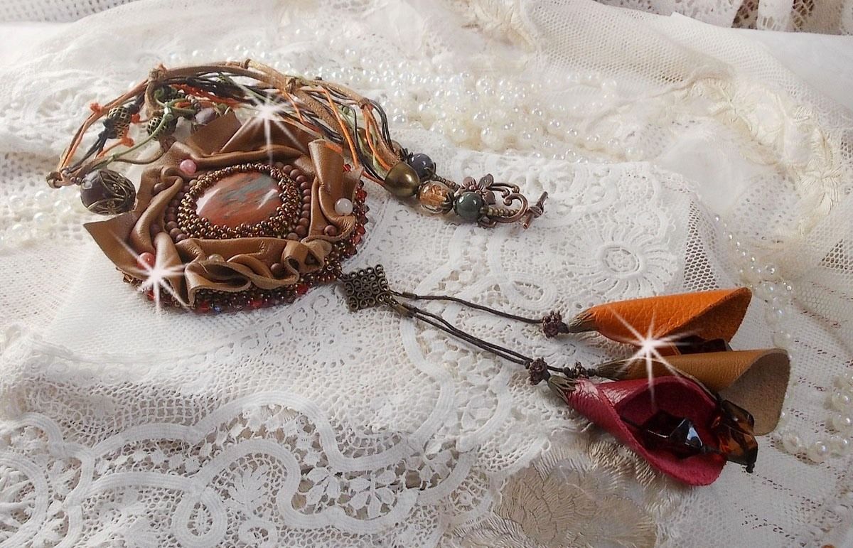 Amber Romance Ketting Geborduurd met Caramel/Oranje/Mahonie leer, halfedelstenen (Agaat, Citrien, Picasso Jaspis) en Swarovski kristallen.