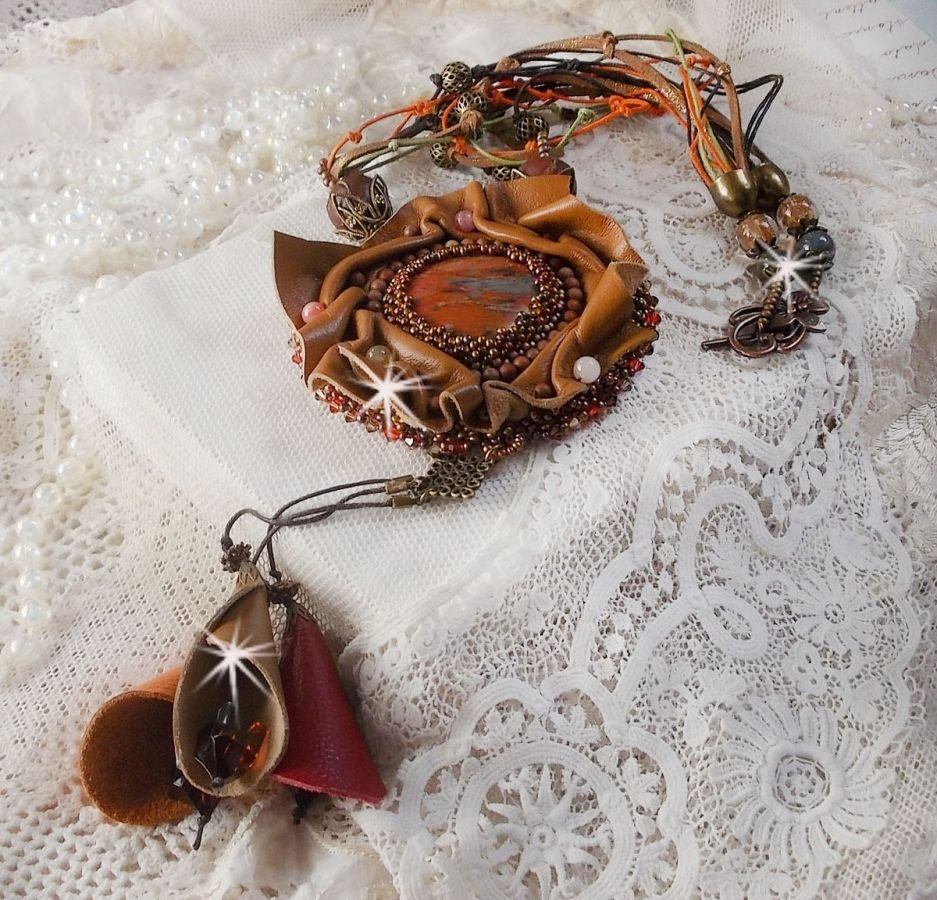 Amber Romance Ketting Geborduurd met Caramel/Oranje/Mahonie leer, halfedelstenen (Agaat, Citrien, Picasso Jaspis) en Swarovski kristallen.
