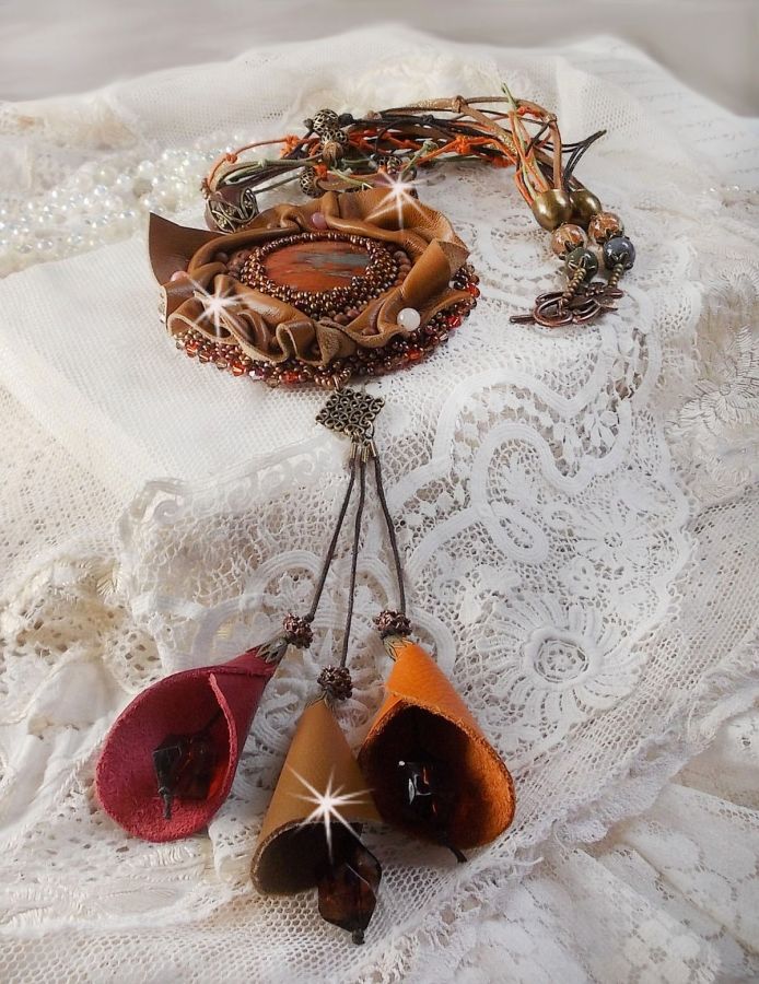 Amber Romance Ketting Geborduurd met Caramel/Oranje/Mahonie leer, halfedelstenen (Agaat, Citrien, Picasso Jaspis) en Swarovski kristallen.