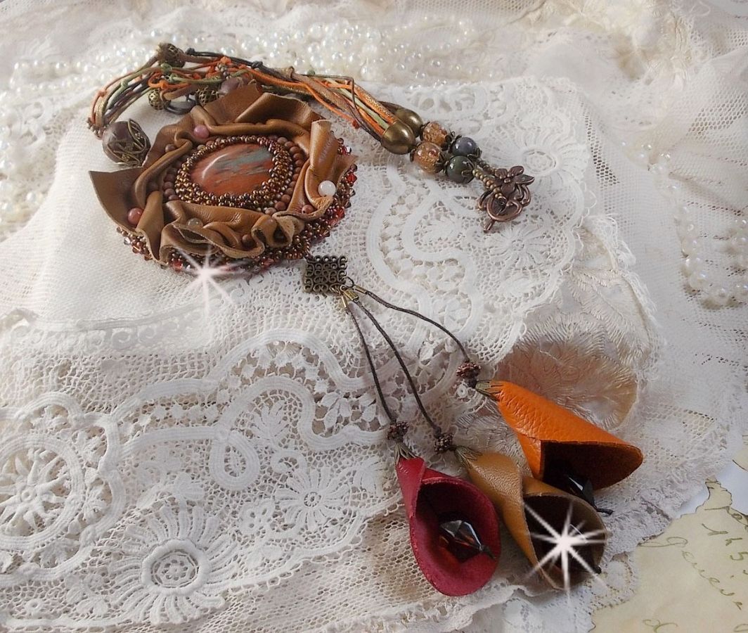 Amber Romance Ketting Geborduurd met Caramel/Oranje/Mahonie leer, halfedelstenen (Agaat, Citrien, Picasso Jaspis) en Swarovski kristallen.