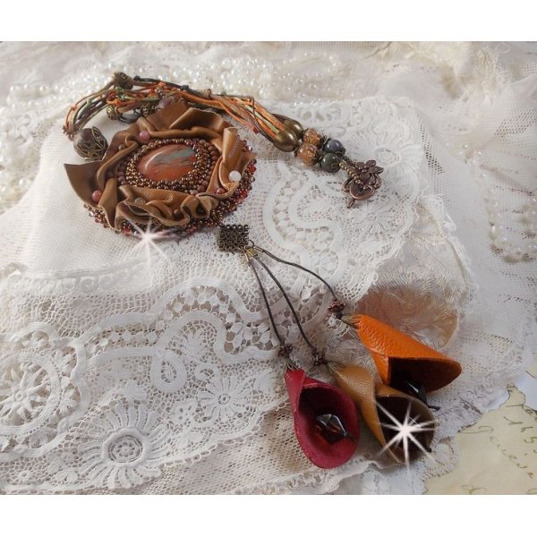 Amber Romance Ketting Geborduurd met Caramel/Oranje/Mahonie leer, halfedelstenen (Agaat, Citrien, Picasso Jaspis) en Swarovski kristallen.