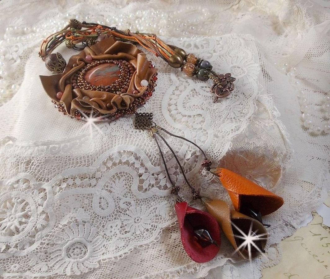 Amber Romance Ketting Geborduurd met Caramel/Oranje/Mahonie leer, halfedelstenen (Agaat, Citrien, Picasso Jaspis) en Swarovski kristallen.