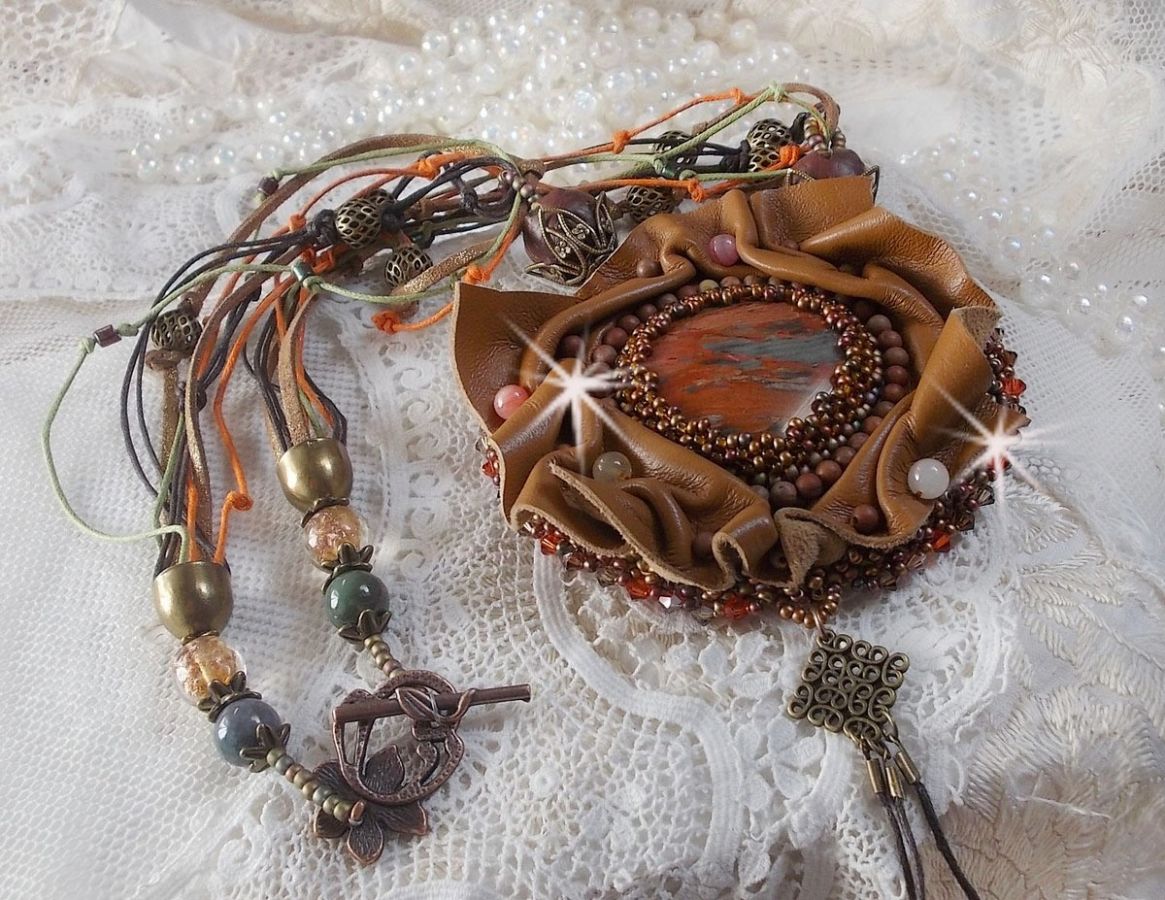 Amber Romance Ketting Geborduurd met Caramel/Oranje/Mahonie leer, halfedelstenen (Agaat, Citrien, Picasso Jaspis) en Swarovski kristallen.