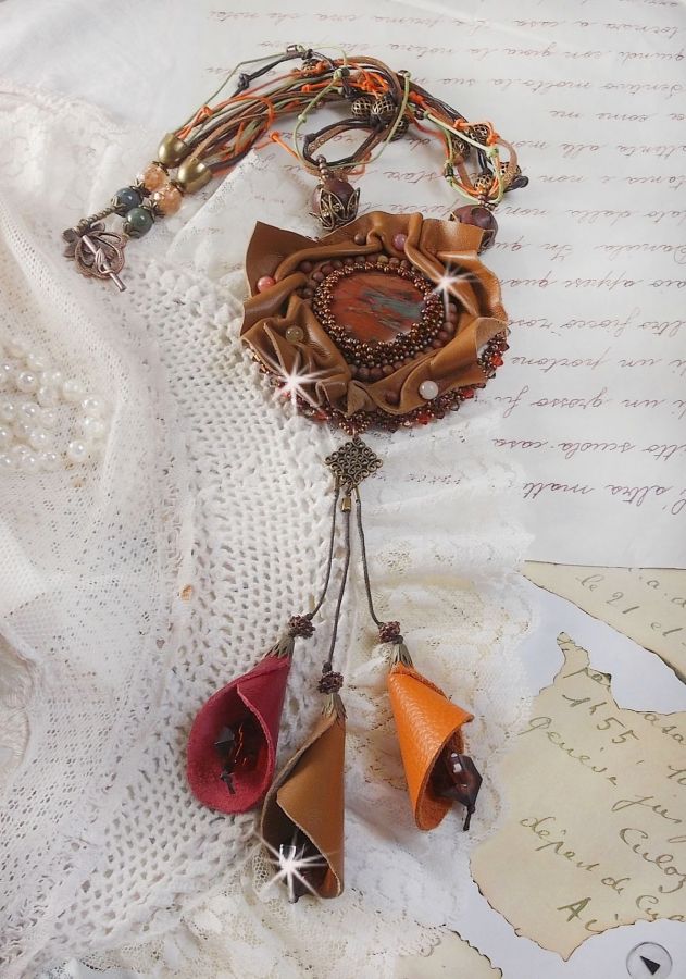 Amber Romance Ketting Geborduurd met Caramel/Oranje/Mahonie leer, halfedelstenen (Agaat, Citrien, Picasso Jaspis) en Swarovski kristallen.