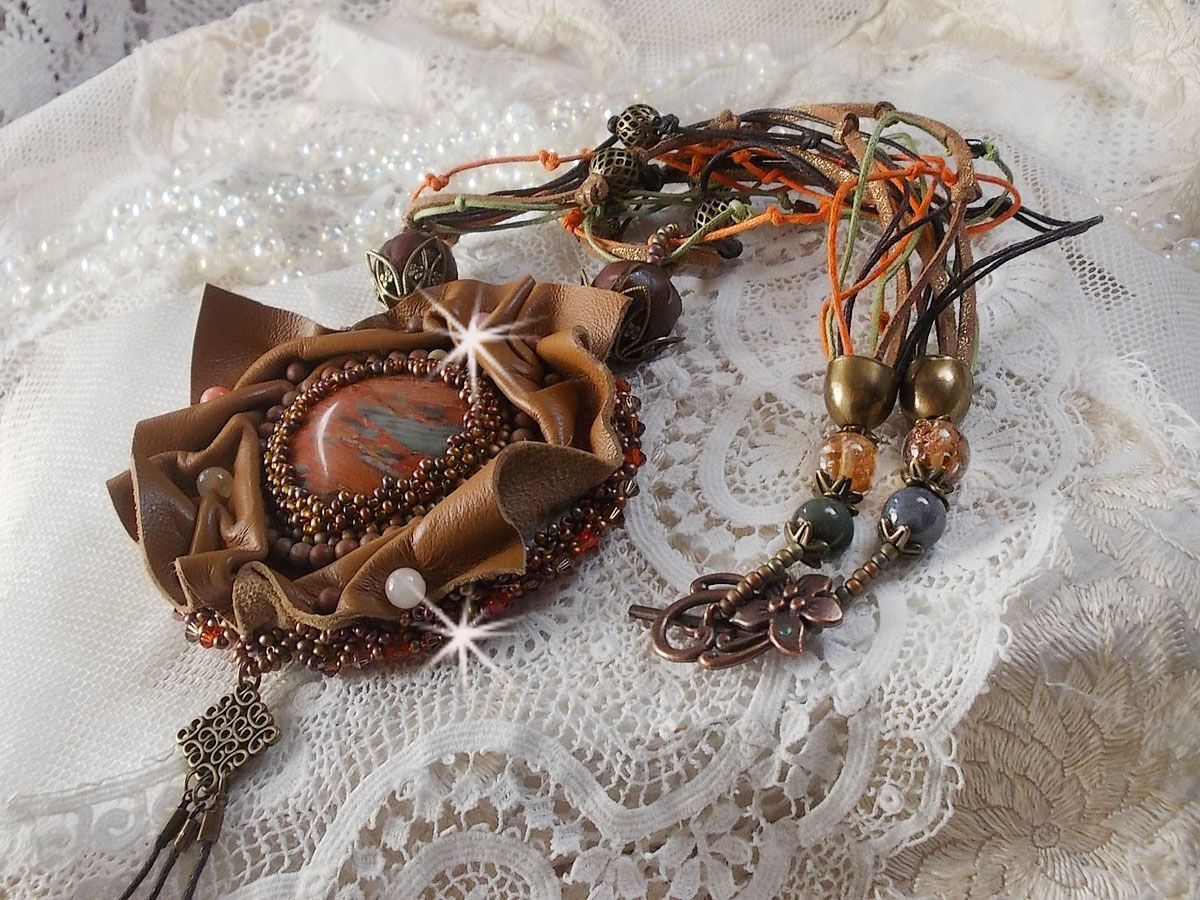 Amber Romance Ketting Geborduurd met Caramel/Oranje/Mahonie leer, halfedelstenen (Agaat, Citrien, Picasso Jaspis) en Swarovski kristallen.