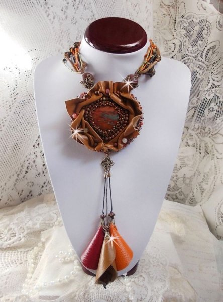 Amber Romance Ketting Geborduurd met Caramel/Oranje/Mahonie leer, halfedelstenen (Agaat, Citrien, Picasso Jaspis) en Swarovski kristallen.