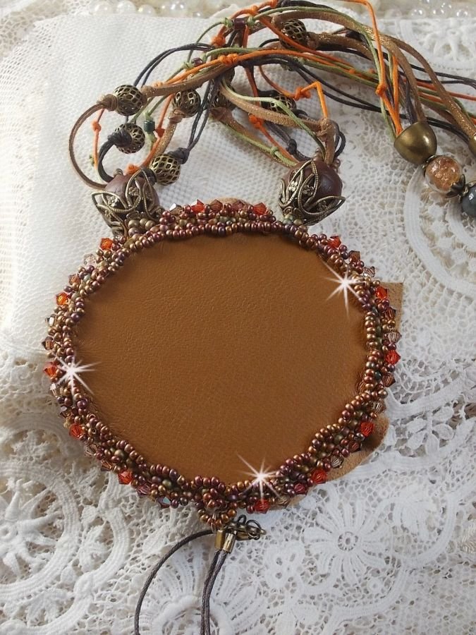 Amber Romance Ketting Geborduurd met Caramel/Oranje/Mahonie leer, halfedelstenen (Agaat, Citrien, Picasso Jaspis) en Swarovski kristallen.
