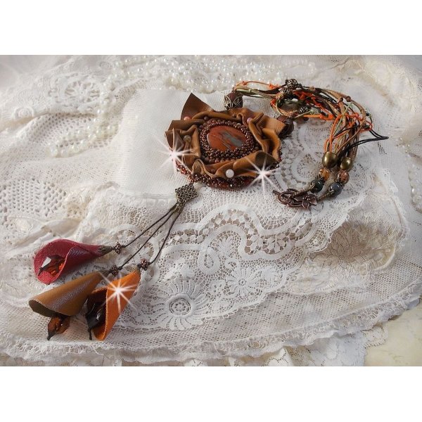 Amber Romance Ketting Geborduurd met Caramel/Oranje/Mahonie leer, halfedelstenen (Agaat, Citrien, Picasso Jaspis) en Swarovski kristallen.