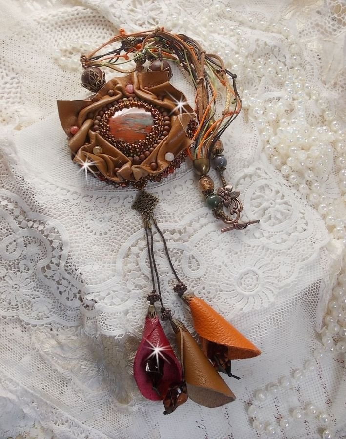 Amber Romance Ketting Geborduurd met Caramel/Oranje/Mahonie leer, halfedelstenen (Agaat, Citrien, Picasso Jaspis) en Swarovski kristallen.
