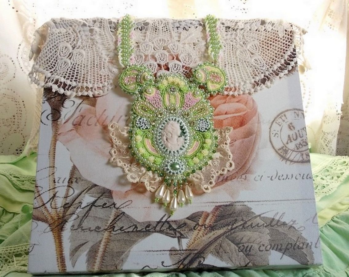 Anisse Haute-Couture slabbeketting geborduurd met antiek kant, cabochon van hars met vrouwenportret.