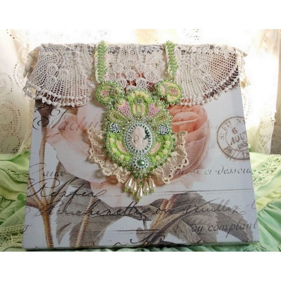 Anisse Haute-Couture slabbeketting geborduurd met antiek kant, cabochon van hars met vrouwenportret.