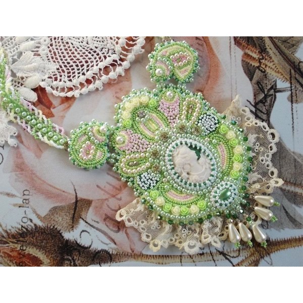 Anisse Haute-Couture slabbeketting geborduurd met antiek kant, cabochon van hars met vrouwenportret.