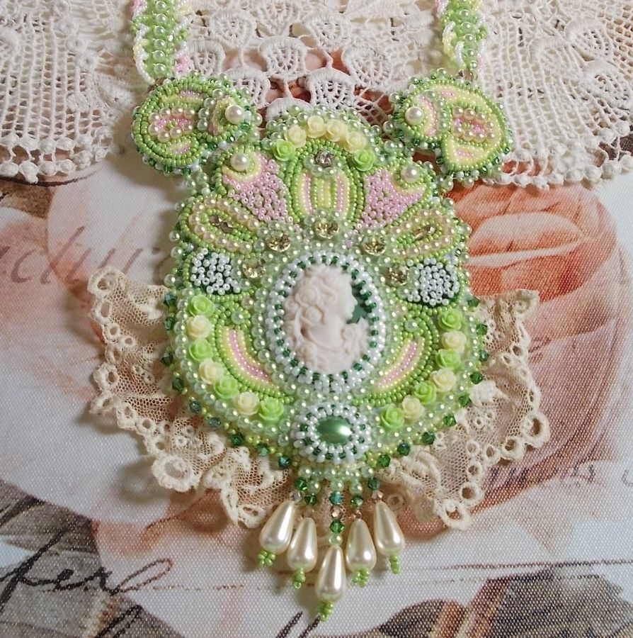 Anisse Haute-Couture slabbeketting geborduurd met antiek kant, cabochon van hars met vrouwenportret.
