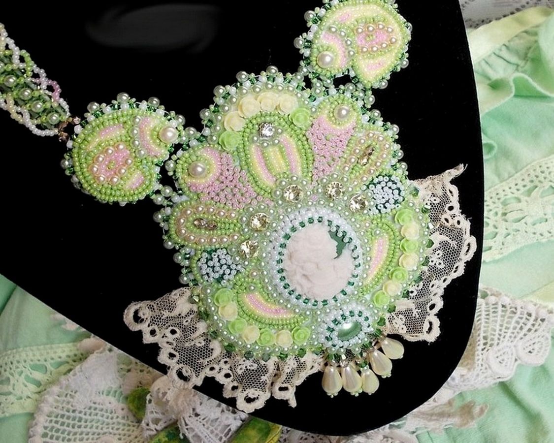 Anisse Haute-Couture slabbeketting geborduurd met antiek kant, cabochon van hars met vrouwenportret.