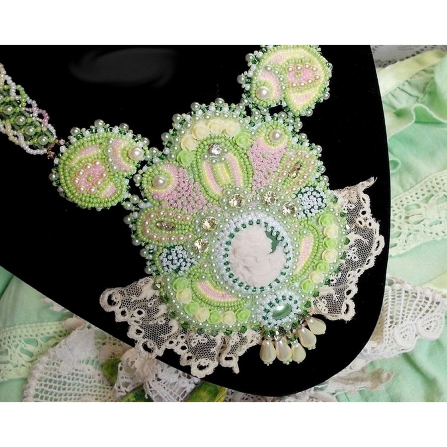 Anisse Haute-Couture slabbeketting geborduurd met antiek kant, cabochon van hars met vrouwenportret.