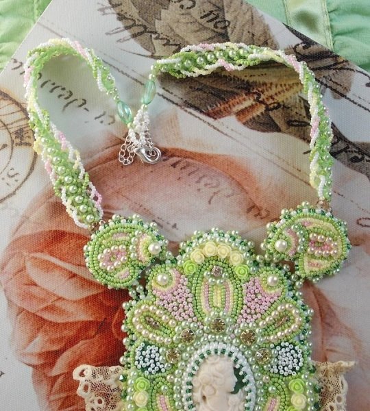 Anisse Haute-Couture slabbeketting geborduurd met antiek kant, cabochon van hars met vrouwenportret.